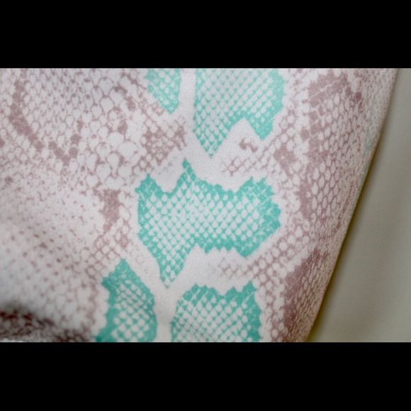 Onzie Opal Viper (blue ) crew neck yoga sports bra - Picture 3 of 3